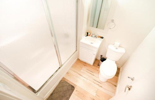 Modern 3 Bedroom 3 Level Loft in Hollywood Sleeps 10 Free Gated Parking Full Kitchen - Photo 2