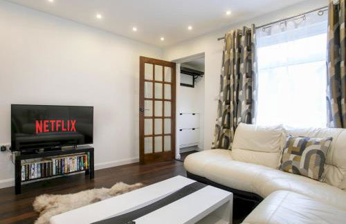 Charming Home - Free Parking - Private Garden - Pass the Keys - Foto 1