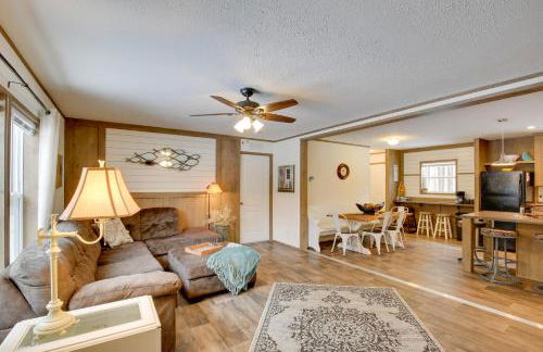 Stylish Chetek Hideaway with Lake and Dock Access! - Foto 4