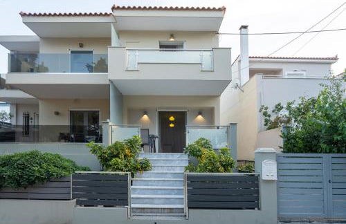 Comfortable 3-Bedroom Seaside Maisonette - Photo 1