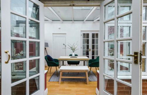 Stylish 4 Bedroom Home in Port Sunlight with 7 Beds Perfect for Business Bookings and Groups - Foto 13