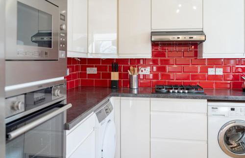 Pass the Keys Stylish 4 Bedroom Home with Parking in Borehamwood - Foto 3