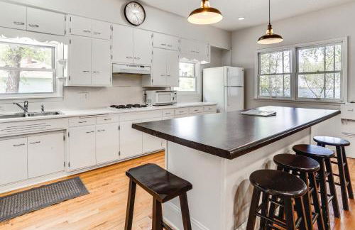 Lakeside Litchfield Home with Patio and Gas Grill! - Foto 11