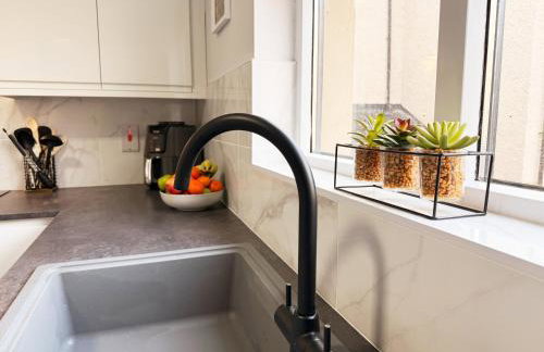 2BR City Centre Apartment By Travel Lets Short Term Rental Agency Derry With Free WiFi - Foto 41