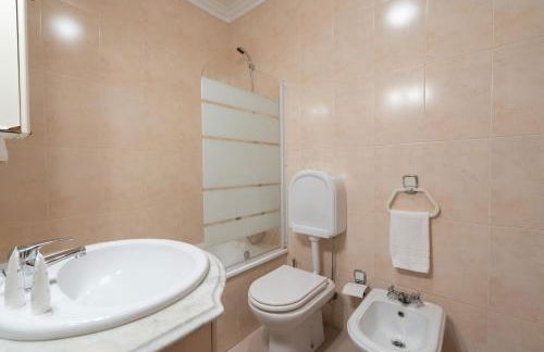 Sunny Cozy Flat w/ Terrace - São João - Foto 30