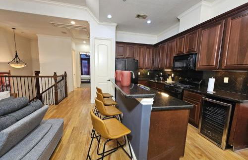 Galleria Comfort 3BR King Bed Private Jacuzzi and Garage - Foto 31