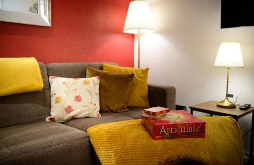 Autumn Breeze - 2BR - Sofa Bed - WiFi - Free Parking - Central - Didsbury - Photo 7