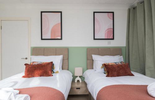 Large 5BR Home - Ideal for Contractors - Parking Available - Photo 7