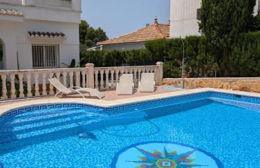 Chalet independiente con piscina - Photo 1