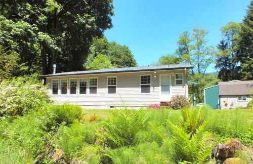 Peaceful Family Cabin on Beautiful Property, Plenty of Hiking and Fishing, 20 minutes from the coast, bordering Siuslaw National Forest, Oregon - Foto 1
