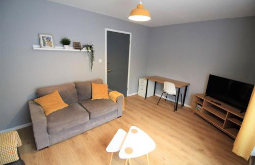 H21 -3 bed Close to Town Drive Parking 2 toilets Contractor Digs - Photo 19