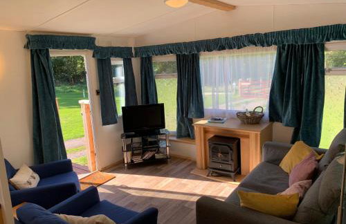 Postwood Gardens Balmoral Country Cabin - Photo 27