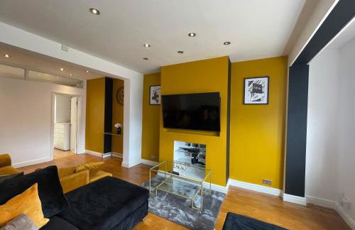 5 Bed Haven - Off Street Parking - Pool Table - Photo 1
