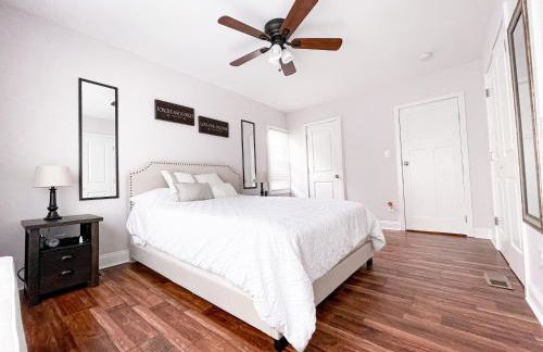 Cheerful & Modern Home w/ a Walkout Deck Area - Foto 17