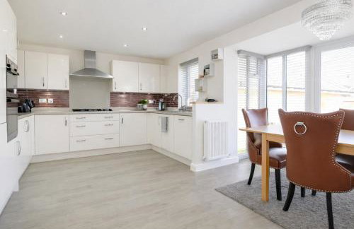 Spacious 4 Bedroom House in Milton Keynes for Families, Groups and Contractors - Foto 15