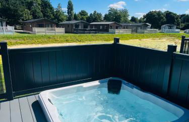 Laburnum Lodge with Hot Tub - Foto 6