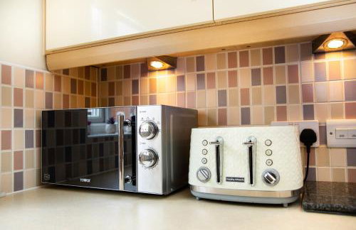 Modern and Spacious Home From Home 1 mile from M1 - with Netflix, Prime Video, PS5, free parking, superfast WiFi, BBQ - Sleeps 11 - By Brightleap Apartments - Foto 12