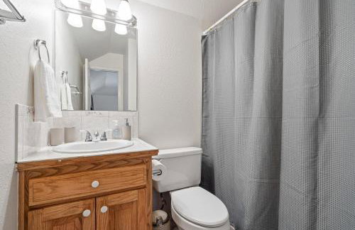 Spacious 6 bed Bentonville House, Sleeps 12, Smart TVs, Wi-Fi - Foto 24