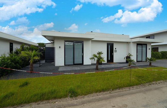 Villa With Covered Terrace and Jetty on the Water - Foto 36