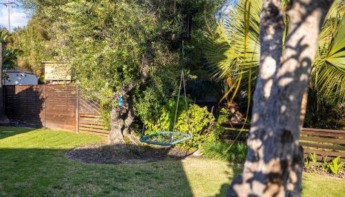 Modern Oceanside Stay with Yard & Laidback Vibes - Foto 2, Garden, Garden view