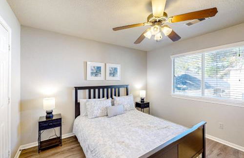 3 Mi to Downtown Conroe Updated Townhome with Yard - Foto 16