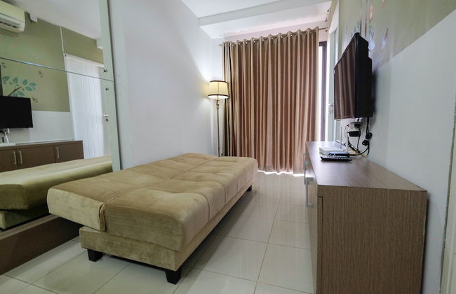 2BR with Sofa Bed Cervino Tebet Apartment - Foto 25