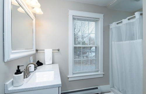 Updated Family-sized Home in Heart of Rutland, Near Slopes, EV Level 2, Hot Tub - Photo 34