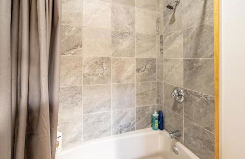 Contemporary 3-Bedroom Home with Balcony in RVA - Foto 38