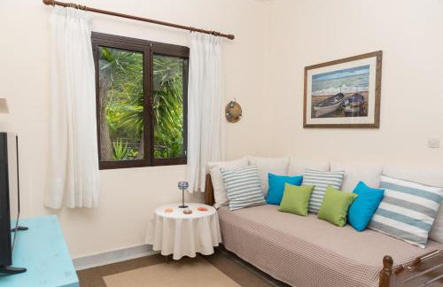 ILIOCHARI sea view apartments Oropos - Kalamos - Foto 14