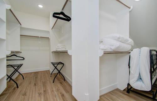 3bd-Rooftop Movie Theater-BBQ-Retro Music Theme-Downtown 8mins - Photo 38