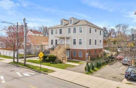 Gorgeous Waterfront 2 Bedroom 1 Bath Modern Home. - Foto 1