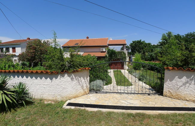 Apartment for 3 Persons in Quiet Part of Premantura With Beautiful Garden and Partial sea View - Photo 1