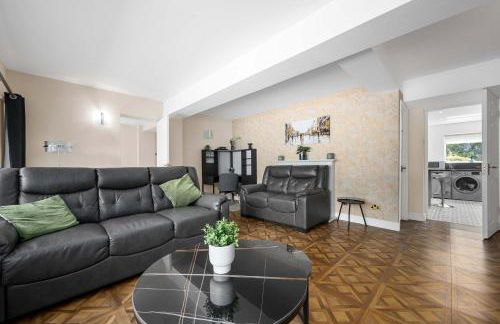 Lovely Greater MCR Family Home by City SuperHost - Photo 24