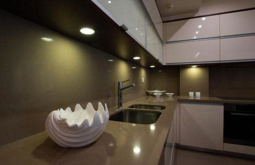 White Crystal Beachfront Apartment - Photo 8