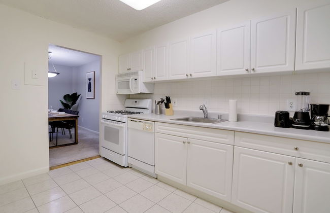 Modern Apt Near Airport & Metro - Photo 23