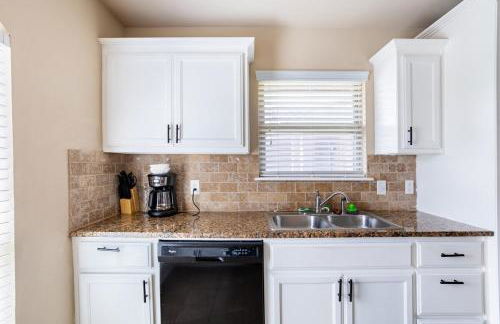 Cheerful 3 Bdrm space, 2 bath!. You gotta love it! - Photo 9