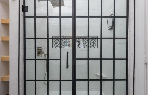 Luxe Desert-Chic 3BR with Heated Pool, Spa, and Grill - Foto 30