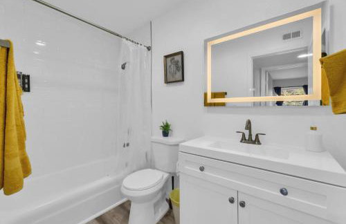 Bright 2BR Condo Near Restaurants and Entertainment - Foto 11