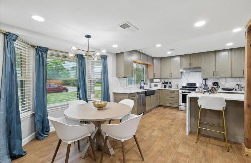 5BR w Pool, Golf Simulator, Game Room & EV Charger - Foto 14