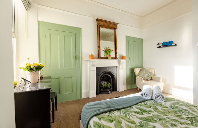 5-bed House With Distant sea Views in Plymouth - Foto 8