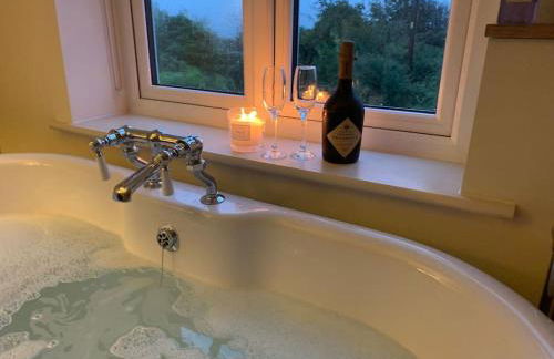 Delightful 3 bed cottage with hot tub & sea views. - Photo 14