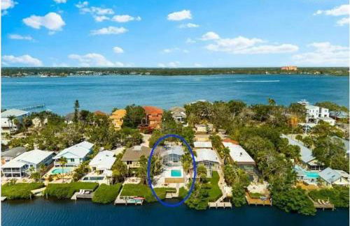 Blue Lagoon Hideaway 3BR Coastal Chic Retreat - Photo 1