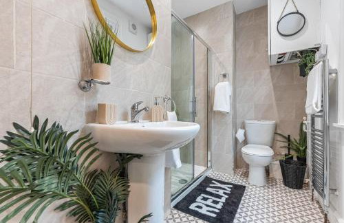 Stylish 4Bed Executive Stay WiFi and Parking - Photo 15