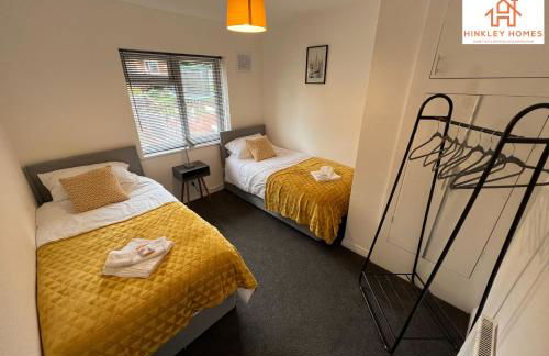 Large Home - Free Parking-WiFi By Hinkley Homes Short Lets & Serviced Accommodation - Foto 12