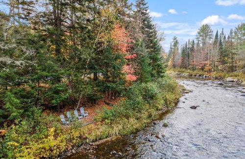 Riverfront Retreat in the White Mountains - 3BR Cozy Escape Near Ski & Hike - Foto 18