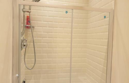 London Luxury Apartments 3 Bedroom Sleeps 8 with 3 Bathrooms 5 mins Walk to tube station free parking - Foto 3