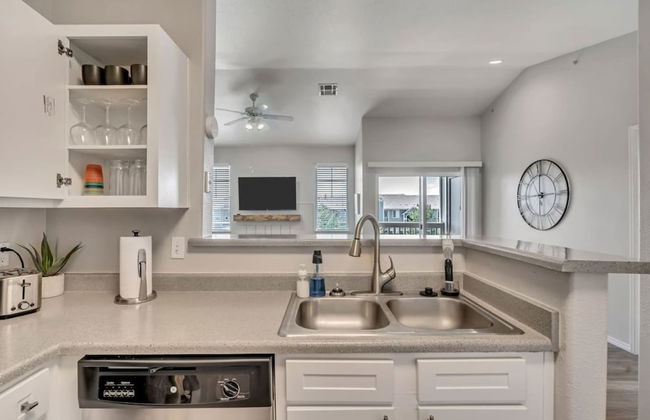 Welcoming 2BR Pool Gym Near Hill AFB Lagoon - Foto 10