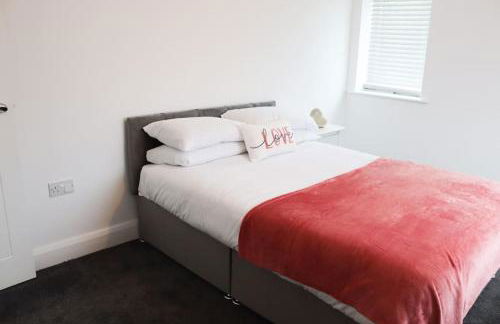 Spacious 2 Bedroom Home Next To Queen Victoria Hospital - Photo 13