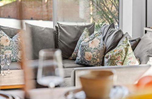 The Oaks Barn - A Countryside Luxury Rural Escape with Hot tub & Fire Pit! Tranquil Group Retreat - Sleeps 8, Pet Friendly & Off road Parking - By Blue Puffin Stays - Photo 28