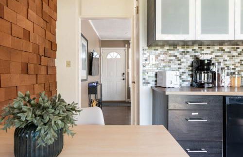 Enchanting 3BR Cottage Close to Downtown - Foto 26